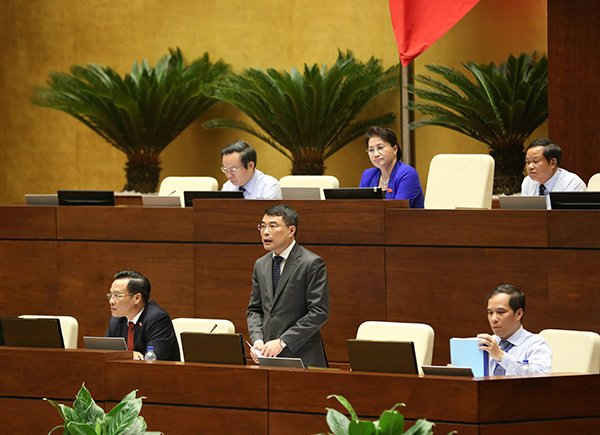 Thống đốc Ngân hàng Nhà nước Lê Minh Hưng phát biểu giải trình làm rõ vấn đề đại biểu Quốc hội nêu về dự thảo Nghị quyết về xử lý nợ xấu của các tổ chức tín dụng chiều 12/6, 