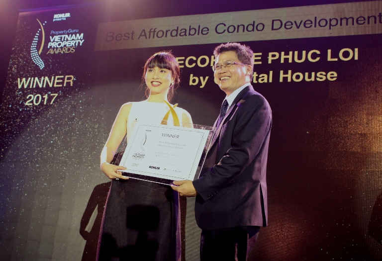 Bà Đỗ Thùy Chi (trái) đại diện chủ đầu tư Capital House nhận giải thưởng ở hạng mục Căn hộ chung cư giá tốt nhất tại Hà Nội cho dự án EcoHome Phúc Lợi 