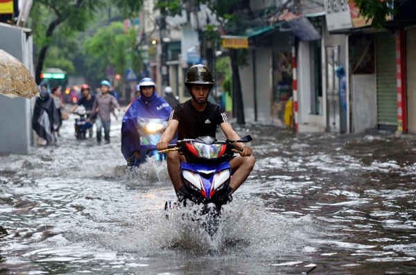 Có nhiều tuyến phố ngập sâu gần 1 mét