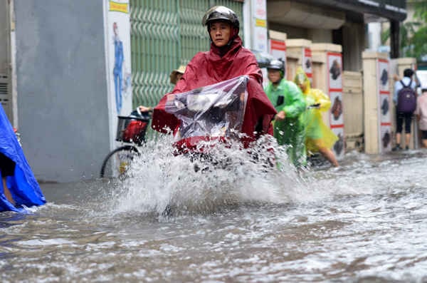 Các phương tiện lưu thông qua khu vực ngập sâu phải tăng ga băng qua