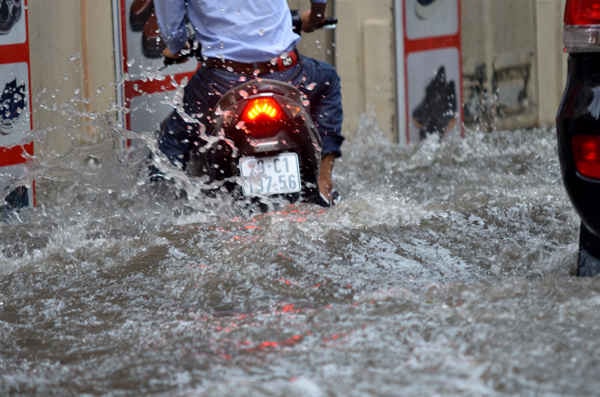 Mỗi khi ô tô băng qua tạo thành sóng lớn 