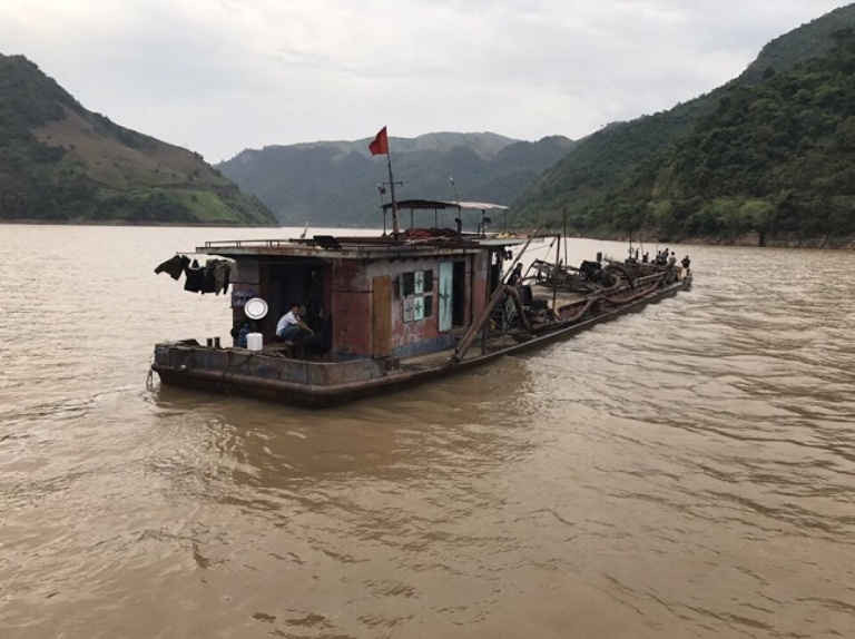 Huyện Mai Sơn tăng cường xử lý vi phạm khai thác cát trái phép trên sông Đà
