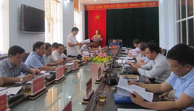 Quang cảnh phiên họp Chú thích: Ông Mùa A Sơn, Chủ tịch UBND tỉnh Điện Biên, chủ trì buổi họp