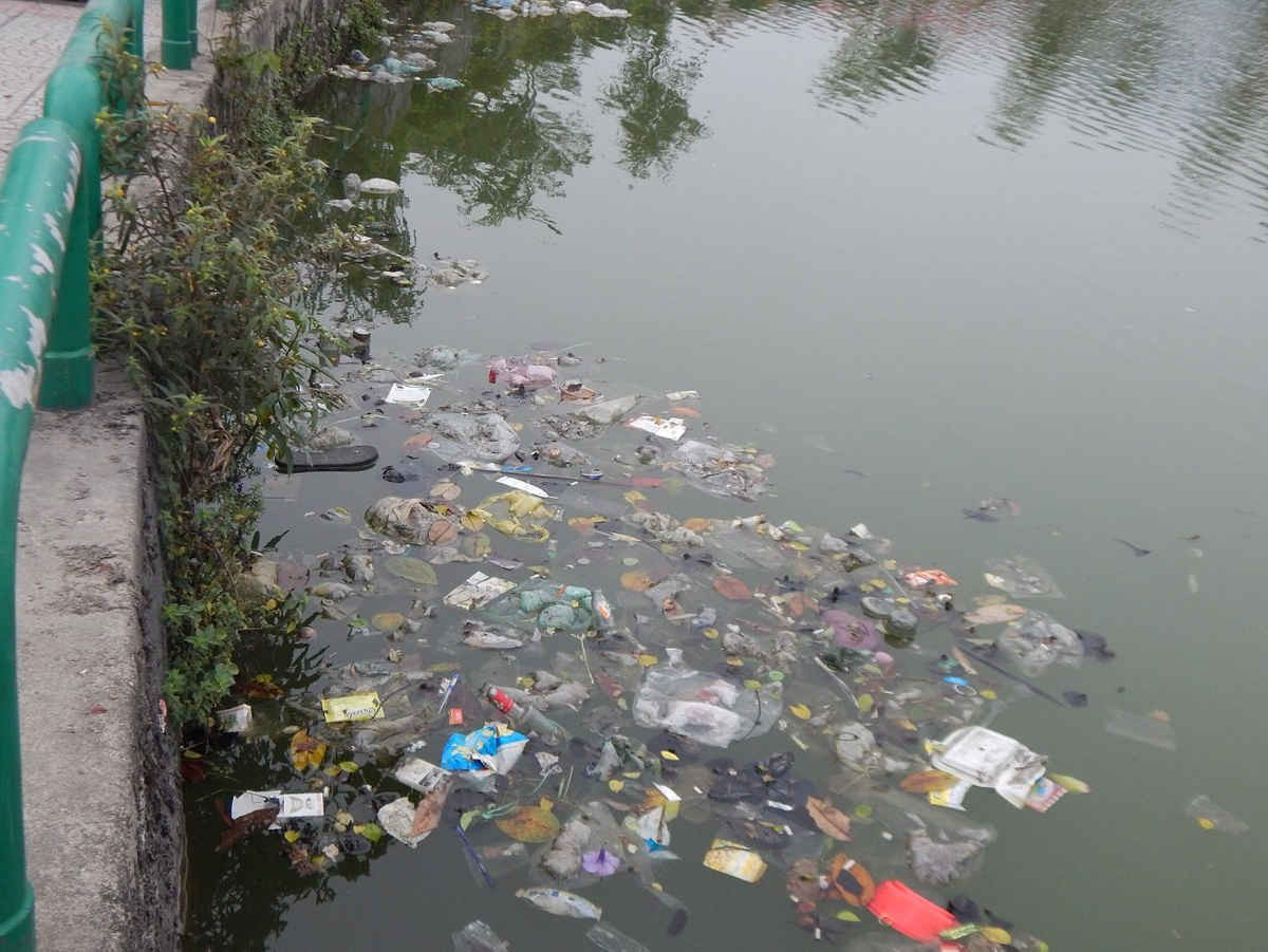 Rác thải khiến hồ Kiểm Huệ bị ô nhiễm trầm trọng