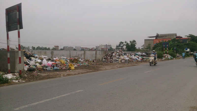 Một điểm tập kết rác lớn ở gần khu công nghiệp Thanh Oai, huyện Thanh Oai, TP. Hà Nội