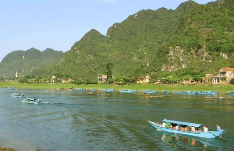 Thuyền đưa du khách tham quan động Phong Nha. Nguồn: Internet
