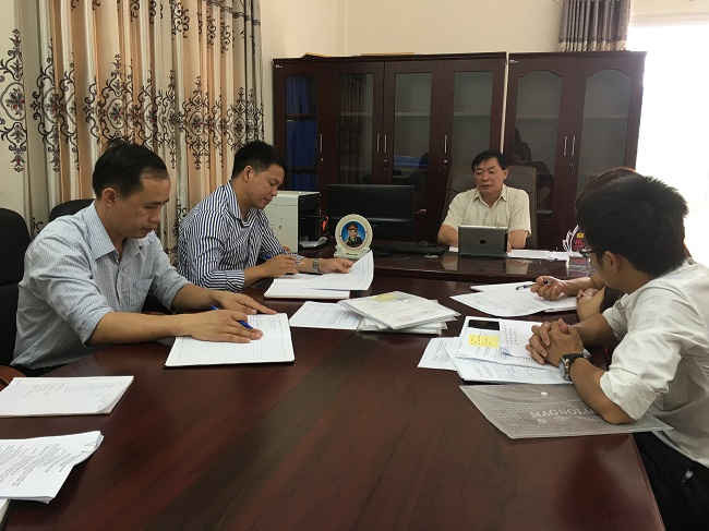 Ông Triệu Ngọc Hoan, Giám đốc Sở TN&MT Sơn La kiểm tra công tác cấp GCNQSDĐ tại huyện Vân Hồ.
