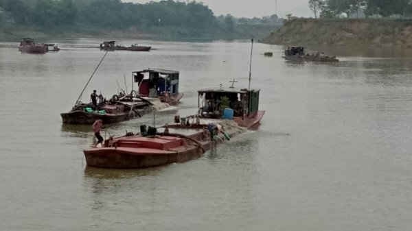 Nhiều thuyền khai thác cát trái phép tại thôn 6 xã Vĩnh Khang gây sạt lở đất đai, hoa màu của người dân