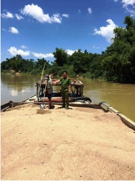 Lực lượng Phòng PC49 bắt ghe trên hút cát trái phép trên sông Yên