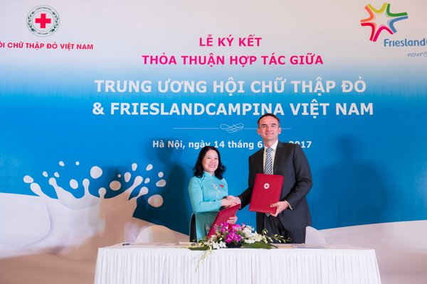 Bắt tay hợp tác giữa Chủ tịch Hội Chữ thập đỏ Việt Nam và Tổng giám đốc Công ty FrieslandCampina Việt Nam