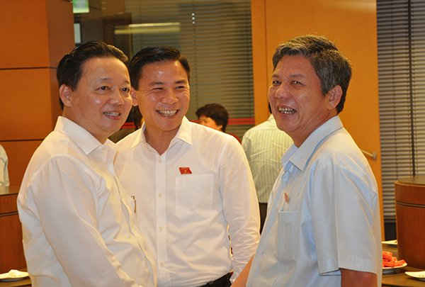 Bộ trưởng Bộ TN&MT Trần Hồng Hà (bìa trái) và các vị ĐBQH trong giờ giải lao bên hành lang Quốc hội sáng 13/6. Ảnh: Việt Hùng