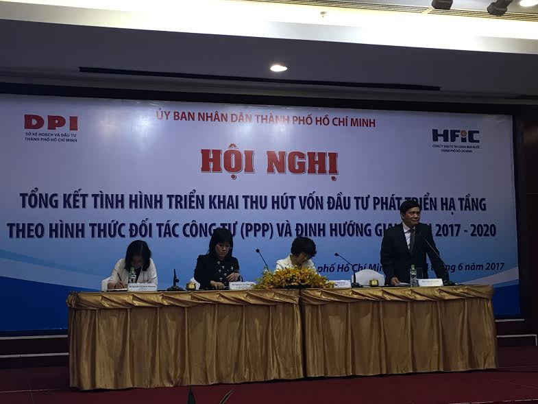 Ông Phạm Phú Quốc – Tổng Giám đốc công ty Đầu tư Tài chính Nhà nước TP.HCM (HFIC) (đứng) thông tin về những dự án HFIC đã và đang đầu tư.