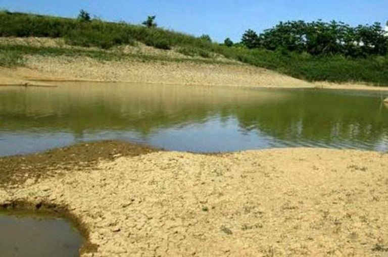 Hồ chứa nước ở xã Tân Liên, huyện Hướng Hóa (Quảng Trị) vào mùa hè không đủ nguồn nước cấp cho ruộng lúa và hoa màu trên địa bàn
