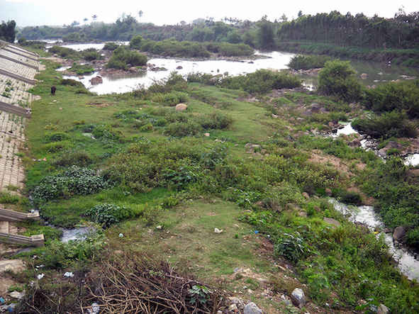 Dòng sông Ba đoạn chảy qua thị xã An Khê bị ô nhiễm nặng nề