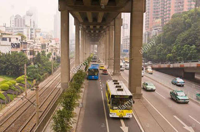 Tại Thủ đô Manila (Philippines), bên dưới đường trên cao làm chỗ đỗ xe, lối đi bộ vượt qua đường cao tốc. Còn tại TP Quảng Châu (Trung Quốc), có 2 làn xe buýt bên dưới đường trên cao. (Ảnh minh họa)