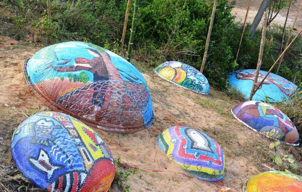 Những bức tranh thuyền thúng rực rỡ góp phần làm cho làng bích họa Tam Thanh thêm phần cuốn hút du khách