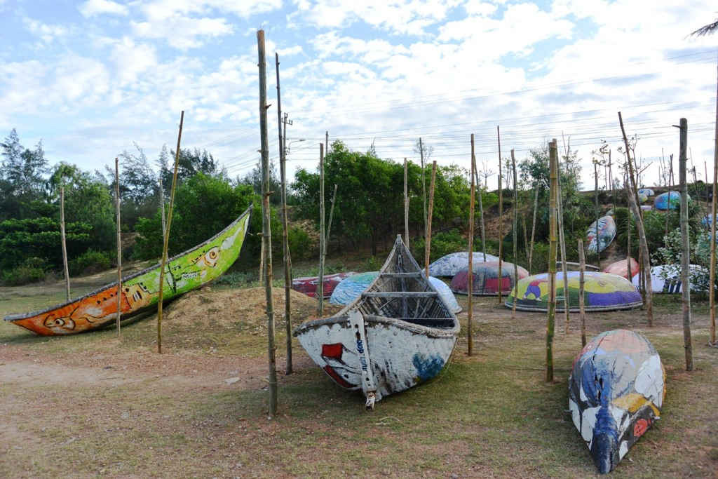 Từ những chiếc thuyền thúng cũ của ngư dân làng biển Tam Thanh, nhiều họa sĩ đã biến chúng thành những tác phẩm nghệ thuật