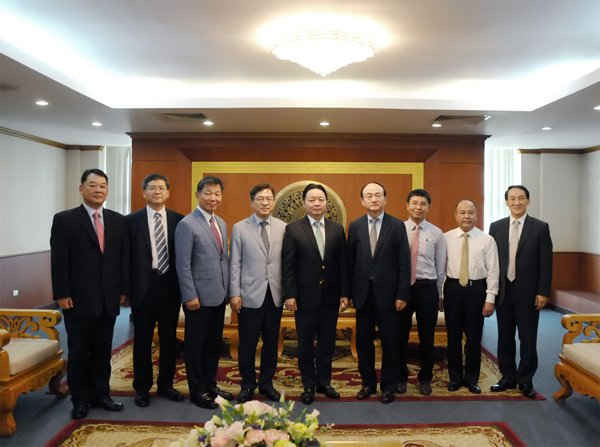 Bộ trưởng Trần Hồng Hà cùng lãnh đạo Bộ TN&MT chụp ảnh lưu niệm với đoàn công tác tập đoàn Samsung Việt Nam