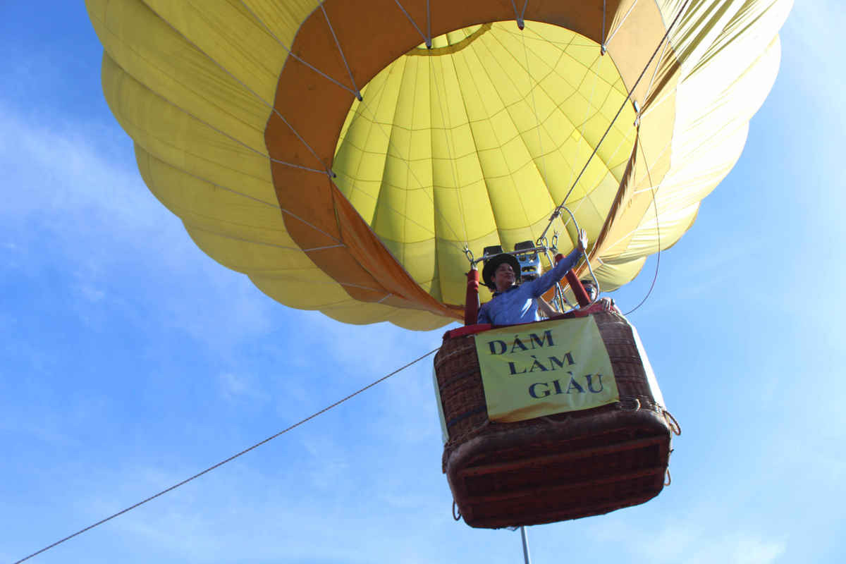 Màn ra mắt sách bằng khinh khí cầu đầu tiên ở Việt Nam