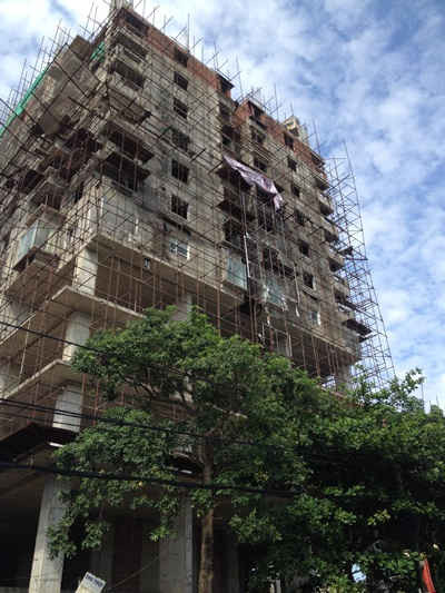 2 toà nhà cao 20, 18 tầng nằm cạnh trục đường Nguyễn Thị Minh Khai tại khối 18, phường Hưng Bình, TP Vinh “treo” hơn 4 năm nay để lại 1 trục cần cẩu tháp đe doạ tính mạng đối với người dân