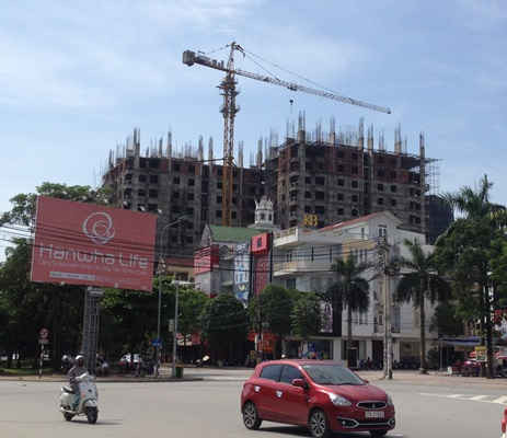 2 toà nhà cao 20, 18 tầng nằm cạnh trục đường Nguyễn Thị Minh Khai tại khối 18, phường Hưng Bình, TP Vinh “treo” hơn 4 năm nay để lại 1 trục cần cẩu tháp đe doạ tính mạng đối với người dân