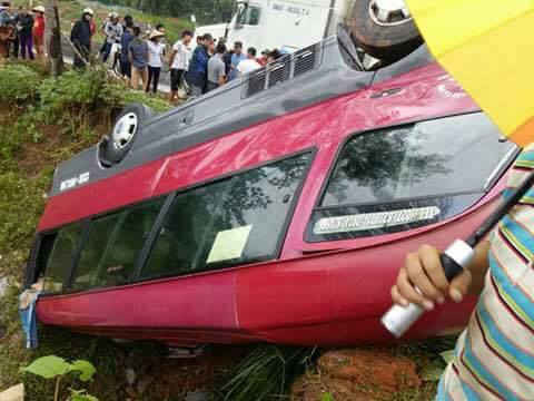 Chiếc xe khách 24 bị tai nạn  lật nghiêng  (Ảnh FB Hà Giang)