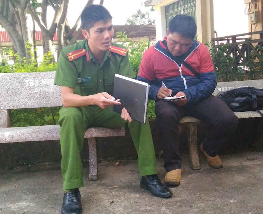 Trung úy Quỳnh trò chuyện với phóng viên