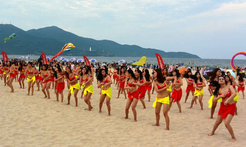 Nhảy Flashmob Bikini với chủ đề “Hãy tắm biển với trang phục đẹp”