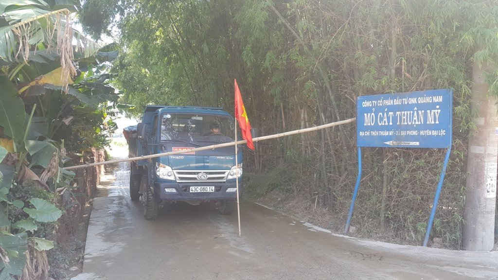 Người dân chặn đường xuống mỏ cát Thuận Mỹ vì ô nhiễm môi trường trầm trọng
