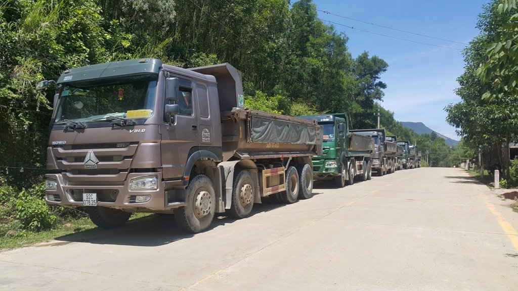Hàng dãy xe chờ lấy cát sau khi đường xuống mỏ cát Thuận Mỹ bị người dân chặn