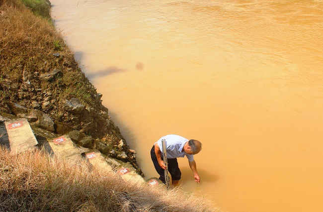 Ông Vi Văn Thanh, Trưởng trạm Thủy văn Nậm Giàng đang “khám bệnh” cho dòng sông Nậm Na