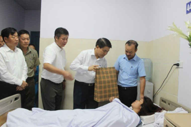 Chủ tịch Ủy ban nhân dân TP.Hà Nội Nguyễn Đức Chung đã tới thăm hỏi và tặng quà nữ công nhân tại Bệnh viện Thanh Nhàn sáng 18.6.