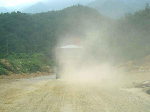 Những chiếc xe tải to tướng chất đầy đá đã nghiền chạy ầm ầm trên Quốc lộ 15A, khiến cho cả khu vực này bụi bay mù mịt.”