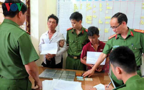 Các đối tượng bị bắt giữ tại cơ quan Công an huyện Sông Mã.
