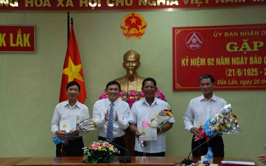 Nhân dịp này, Hội Nhà báo Việt Nam tặng kỷ niệm chương cho các đồng chí nguyên lãnh đạo tỉnh Đắk Lắk vì có nhiều thành tích đống góp cho sự phát triển của Báo chí Việt Nam