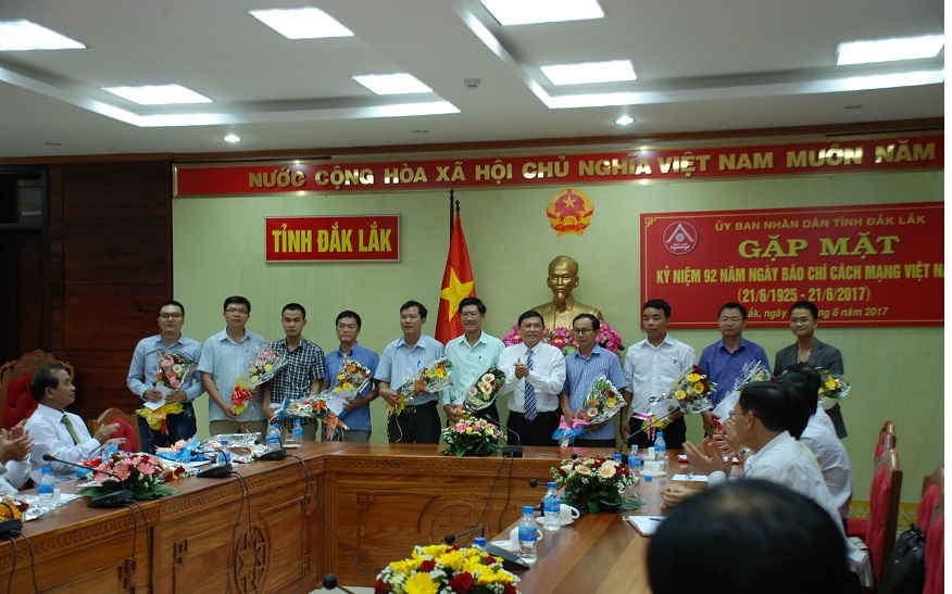 Lãnh đạo UBND tỉnh Đắk Lắk tặng hoa chúc mừng các nhà báo.