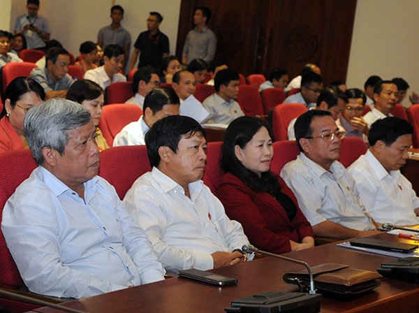 Thứ trưởng Bộ TN&MT Nguyễn Linh Ngọc (bìa trái) và các đại biểu tham dự Hội thảo