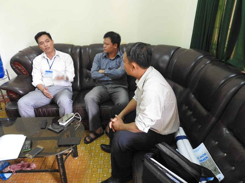 Ông Đỗ Ngọc Hiếu - Chủ tịch xã Quảng Sơn, huyện Đắk Glong, tỉnh Đắk Nông (trái) khẳng định xã mới nghe thông tin là có bán đất lâm nghiệp chứ thực hư không rõ.