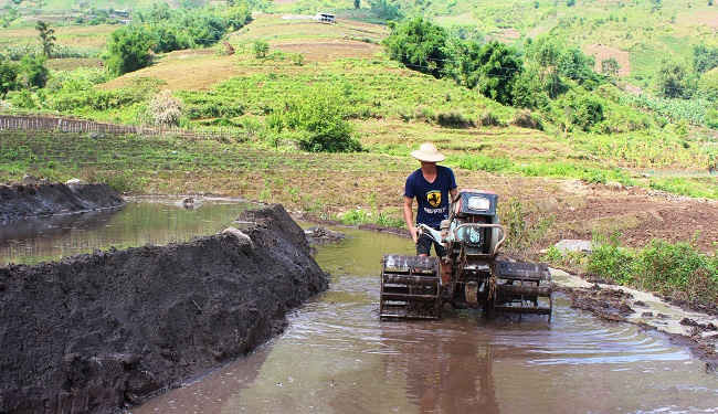 Người dân xã Hồ Thầu, huyện Tam Đường, đưa khoa học kỹ thuật vào lao động sản xuất