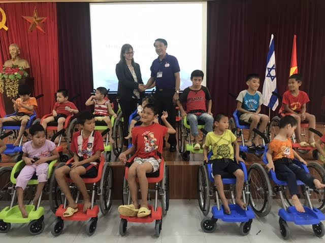 Trao tặng 20 xe lăn cho trẻ em khuyết tật tại Quốc Oai - Hà Nội