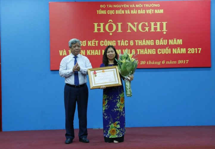 Thứ trưởng Nguyễn Linh Ngọc thừa ủy quyền của Chủ tịch nước đã trao Huân chương lao động Hạng Nhì cho bà Trần Thị Tơ.