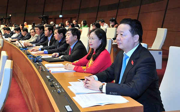 Bộ trưởng Bộ TN&MT Trần Hồng Hà - Đại biểu QH đoàn tỉnh Bà Rịa Vũng Tàu và các đại biểu tại phiên họp sáng 21/6