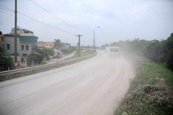 Đường đê Nguyễn Khoái nối với đường vào cảng Khuyến Lương bị ô nhiễm môi trường nghiêm trọng