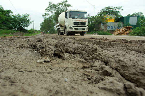 Những ngày mưa những chiếc xe tải cuốn bùn đất khiến người dân không thể lưu thông qua vào trong cảng 