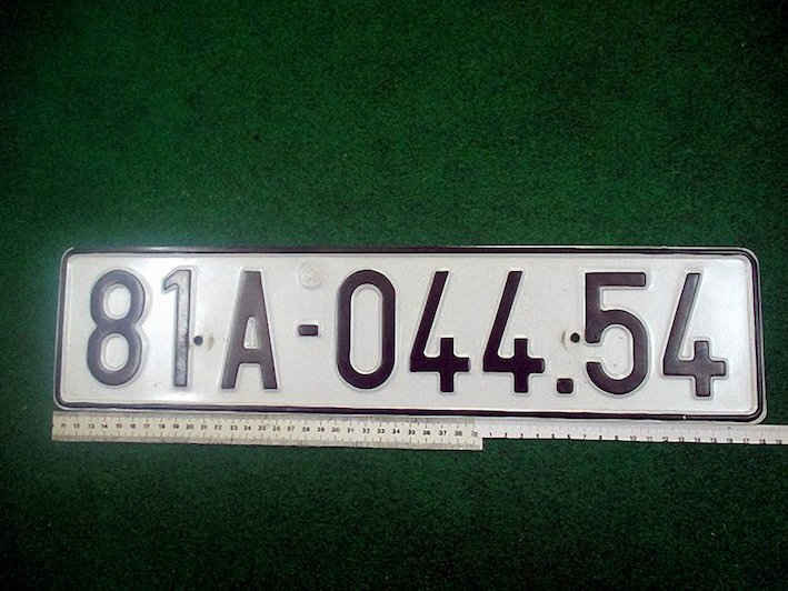 Biển số giả của chiếc xe ô tô trong tiệm cầm đồ
