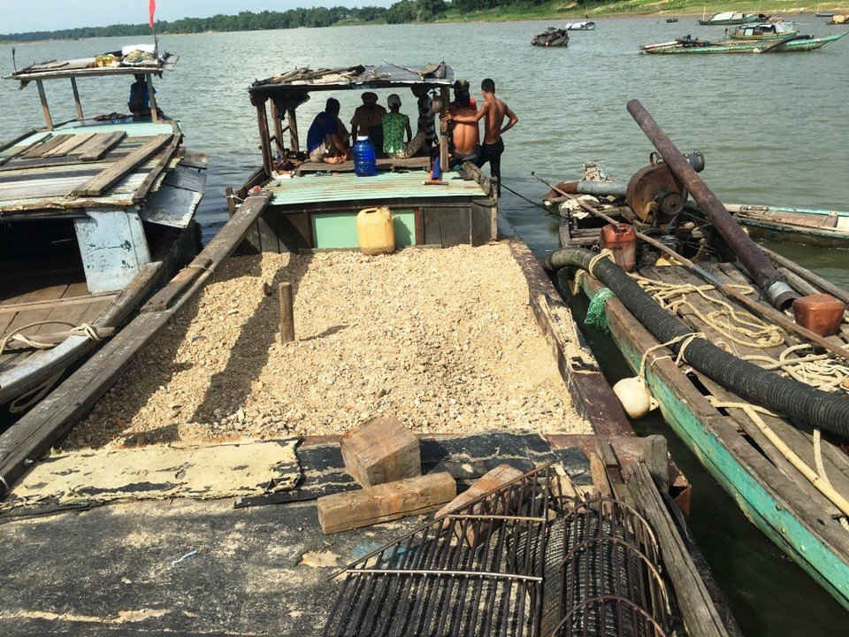 Lực lượng CSGT Phòng PC67 tạm giữ các tàu trên hút cát, sỏi trái phép trên sông Thu Bồn
