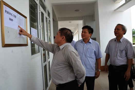Thứ trưởng Bùi Văn Ga cùng đoàn công tác của Bộ Giáo dục và Đào tạo đã đến kiểm tra công tác chuẩn bị cho kỳ thi THPT quốc gia tại điểm thi số 1 - Trường THPT chuyên Nguyễn Tất Thành