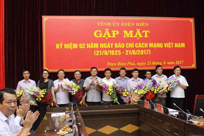 Tỉnh ủy Điện Biên gặp mặt tặng hoa các cơ quan báo chí trên địa bàn