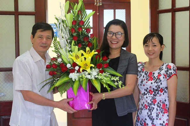 Ông Lê Văn Quý, Phó Chủ tịch UBND tỉnh Điện Biên tặng hoa chúc mừng Ngày Báo chí Cách mạng Việt Nam 21/6 VP Báo TN&MT khu vực Tây Bắc