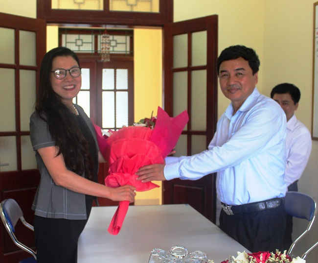 Đại diện lãnh đạo Sở TN&MT Điện Biên tặng hoa chúc mừng Ngày Báo chí Cách mạng Việt Nam 21/6 VP Báo TN&MT khu vực Tây Bắc
